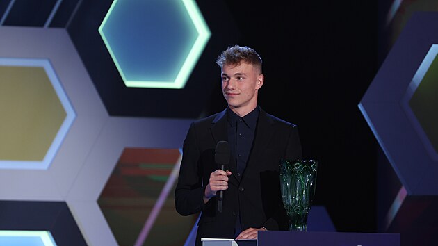 Adam Karabec ze Sparty Praha pebr cenu na galaveeru Fotbalista roku.