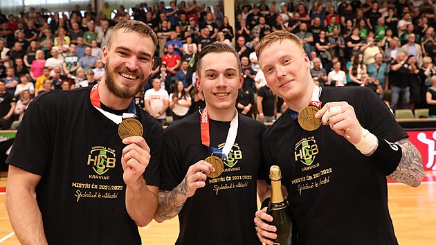 Zleva Patrik Fulnek, Ondej Skalick a David Ra z Karvin se zlatmi medailemi mistr esk republiky v hzen.