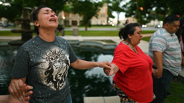 Amerian se modl po stelb ve kole v texaskm Uvalde. (24. kvtna 2022)