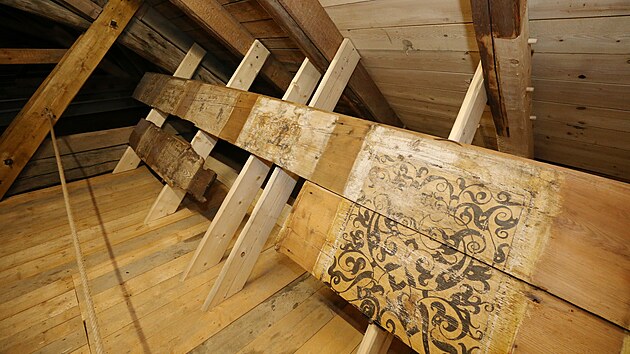 Soust nov vstavn plochy jsou i renesann malovan prkna z pvodnho trmovho stropu.