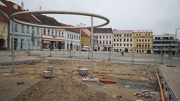 Oproti původním plánům je na obnoveném třebíčském Karlově náměstí o deset stromů víc. Památkářům to natolik vadí, že ministerstvo kultury sebere městu přislíbenou dotaci.