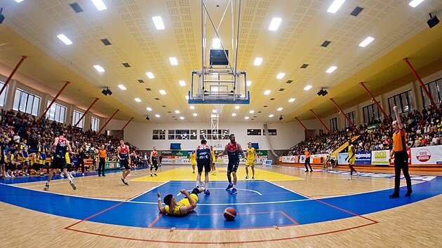 Druh zpas basketbalov ligy NBL v srii o bronz mezi Slunetou st nad Labem s Basketem Brno sleduje pln hala.