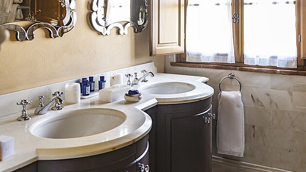 Tak jak se li pokoje, rzn jsou i jednotliv koupelny. V mnoha neme chybt italsk mramor.
