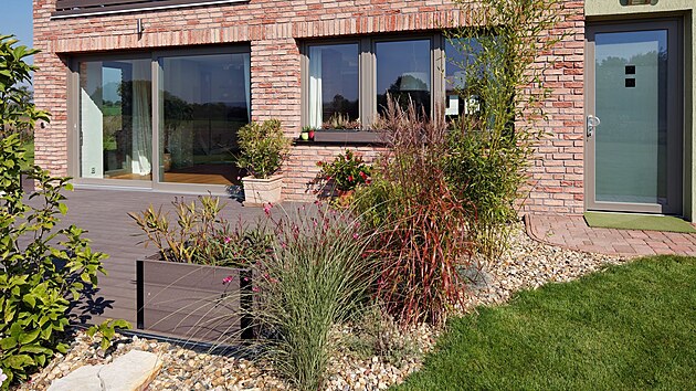 Majitelé se dnes snaží, aby materiál truhlíků či vyvýšených záhonů byl ze stejného materiálu i ve stejné barevnosti jako terasa.