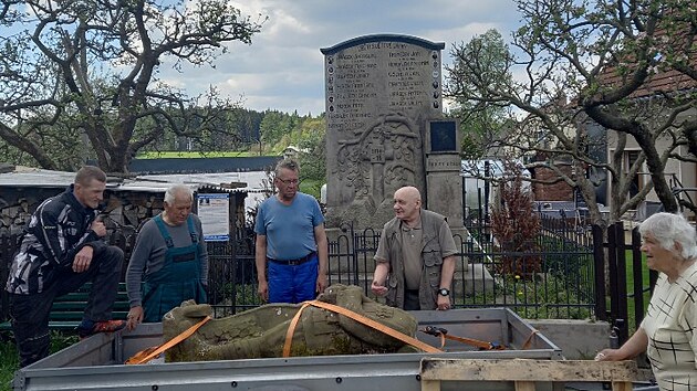 Socha dorazila do Mal ermn. Ped pomnkem vpravo je Karel Manna, vlevo Josef Vtek s dalmi pomocnky hasii. (8. 5. 2022)