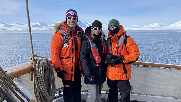 Plaveck ledov memoril se odehrval v msteku Longyearbyen na souostrov, kter vichni Norov nazvaj Svalbard. Na snmku cel rodina Jchovch - zleva otec Filip, matka Markta a syn Filip (20. 5. 2022).