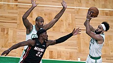 Derrick White (s míčem) z Bostonu si rozmýšlí akci, natahuje se k němu Jimmy... Derrick White (s míčem) z Bostonu si rozmýšlí akci, natahuje se k němu Jimmy...