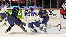 Slovenský útočník Adam Sýkora (10) střílí v sedmnácti letech svůj první gól na... Slovenský útočník Adam Sýkora (10) střílí v sedmnácti letech svůj první gól na...