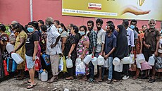 Lidé na Srí Lance kvli nedostatku pohonných hmot ekají dlouhé fronty ped...