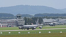 Americký tanker KC-135 a nmecký transportní stroj A400M v pozadí na Letiti...