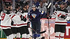 Hokejisté Kanady slaví gól Dylana Cozense (. 24) ve finále mistrovství svta...