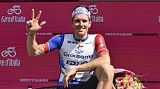 TŘI PRSTY, TŘI TRIUMFY. Arnaud Démare slaví třetí vítězství na letošním Giru. TŘI PRSTY, TŘI TRIUMFY. Arnaud Démare slaví třetí vítězství na letošním Giru.