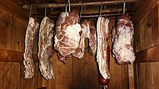 Běžná várka z vepřových kousků: bůček, krkovice i koleno Běžná várka z vepřových kousků: bůček, krkovice i koleno