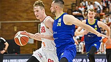Jakub Tůma (vlevo) z Nymburka bráněný Jakubem Šiřinou z Opavy. Jakub Tůma (vlevo) z Nymburka bráněný Jakubem Šiřinou z Opavy.
