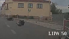 Muž na skútru ujížděl strážníkům jen pár set metrů, pak havaroval. Muž na skútru ujížděl strážníkům jen pár set metrů, pak havaroval.
