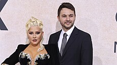 Christina Aguilera a její partner Matthew Rutler (Cannes, 26. kvtna 2022)