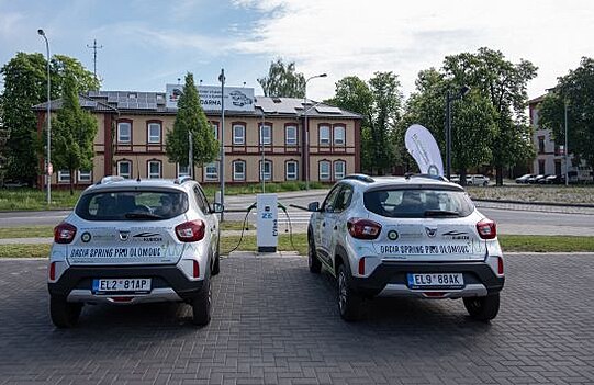 Dacia Spring. Všechny elektromobily Autonapůl najdete vždy na pevném parkovacím místě, připojené k nabíjecí stanici, wallboxu nebo nabíjecímu sloupku.