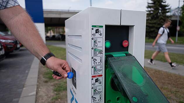 Dacia Spring. Všechny elektromobily Autonapůl najdete vždy na pevném parkovacím místě, připojené k nabíjecí stanici, wallboxu nebo nabíjecímu sloupku.