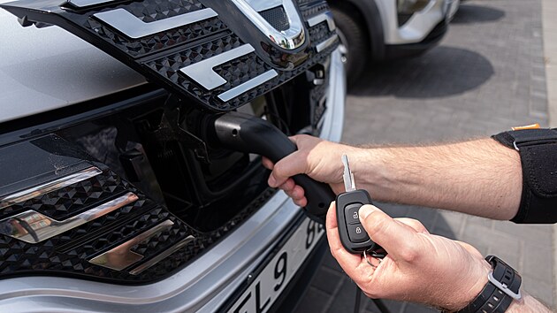 Dacia Spring. Všechny elektromobily Autonapůl najdete vždy na pevném parkovacím místě, připojené k nabíjecí stanici, wallboxu nebo nabíjecímu sloupku.