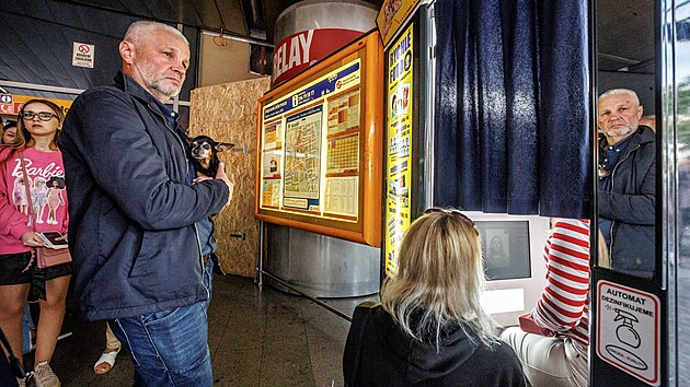 Vyfotit a pro lítačku. Ukrajinci si na poslední chvíli zařizují kupóny na MHD, ty ale nelze pořídit. (31. května 2022)