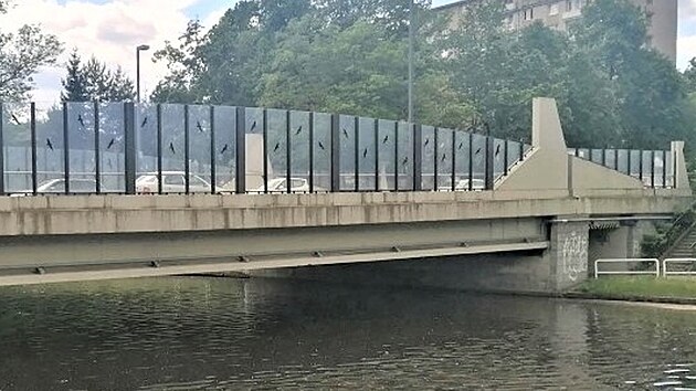 Most Kosmonautů stojí v Mánesově ulici s spojuje břehy Malše.