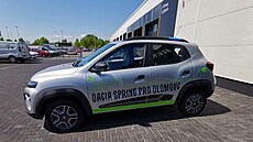Dacia Spring. Všechny elektromobily Autonapůl najdete vždy na pevném parkovacím místě, připojené k nabíjecí stanici, wallboxu nebo nabíjecímu sloupku.