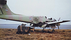 Zniený argentinský bitevník IA-58 Pucará z války o Falklandy