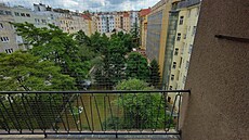 Na balkon sedával Jestáb asto. Výhled do vnitrobloku ho inspiroval.