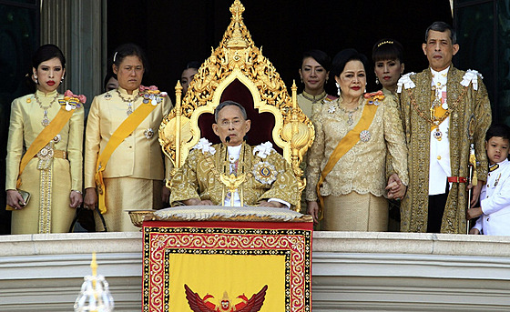 Thajský král Pchúmipchon Adundét hovoí k lidu bhem oslav svých 84. narozenin....