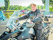František Niedl je vášnivý motorkář, miluje také lodě a koně.