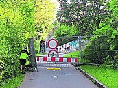 Typický nešvar prvního týdne. Cyklisté se prosmýkli kolem a „frčeli“ si to dál...