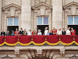 Do modra se a na výjimky doladila celá královská rodina, zatímco z balkónu...