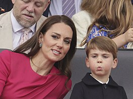 Vévodkyn Kate a princ Louis na oslavách platinového jubilea královny Albty...