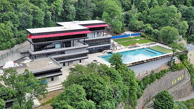 Prohlídka hotových a místy ještě dokončovaných nových prostor rekonstruovaného bazénu Thermal. Pohled na bazén z 15. patra Thermalu. (31. května 2022)