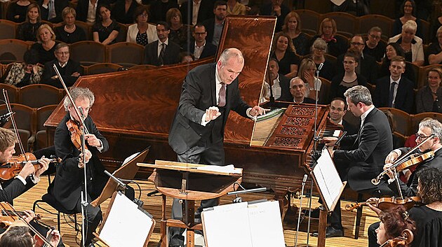 Francouzsk orchestr Les Sicles, dirigent Franois-Xavier Roth a pianista Bertrand Chamayou na Praskm jaru