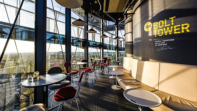 Kavárna v oblacích Bolt Café nabízí jedinečný výhled na Ostravu i celý areál Dolních Vítkovic. Do kavárny je nutná rezervace a vstup je zpoplatněný. Bolt Tower i Bolt Café získaly svůj název podle svého šroubovitého tvaru (bolt je anglický název pro šroubovici), zároveň nástavbu pokřtil legendární běžec Usain Bolt, který několikrát závodil na Zlaté tretře.