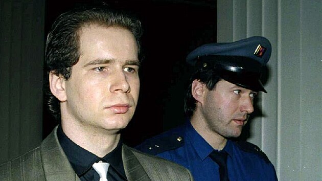 Policist pivdj do soudn sn Oto Biedermana z Tlustovous na Kolnsku, kter je povaovn za vdce vradcho tzv.kolnskho gangu. (1998)