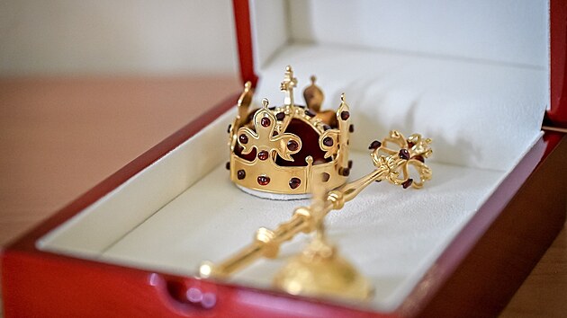 Šéf vatikánské diplomacie kardinál Pietro Parolin obdrží od premiéra Petra Fialy miniaturu korunovačních klenotů s českými granáty. (9. června 2022)