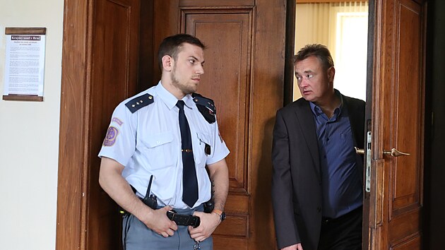 Podnikatel Petr Kalášek si jako jeden z mála přišel rozsudek v kauze Stoka vyslechnout osobně. Soudkyně jej zprostila viny.
