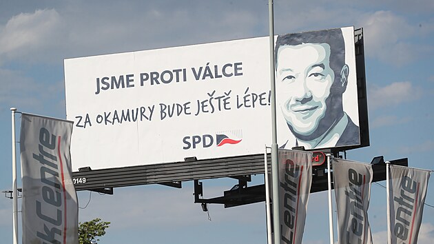 V esku se ve stedu rno objevily nov billboardy. Na nich f hnut SPD Tomio Okamura slibuje, e zastav zdraovn, nebo se vyjaduje proti vlce na Ukrajin. (1. ervna 2022)