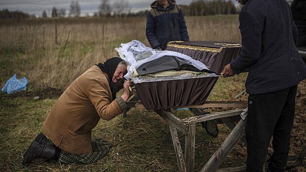 Nadija Trubchaninov ple nad rakv svho syna Vadyma, kterho zabili rut vojci v Bui na Ukrajin. (16. dubna 2022)