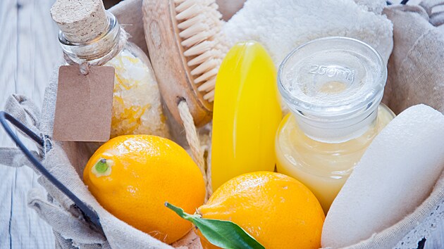 Na myt sprchovho koutu se vybavte zbytky z citron