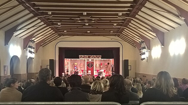 Zaplněný sál vrchlabské Střelnice při představení pražského divadla Kalich Splašené nůžky (2018)