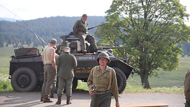 Přehlídka vojenské historické techniky během slavnostního odhalení nové podoby památníku ve Zhůří na Šumavě.