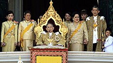 Thajský král Pchúmipchon Adundét hovoí k lidu bhem oslav svých 84. narozenin....