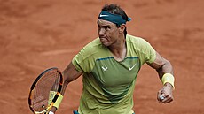 panl Rafael Nadal se raduje ze zisku prvního setu ve finále Roland Garros.