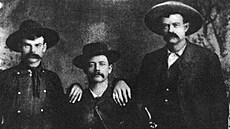Lupiči Ameriky devatenáctého století se nechávali rádi zvěčňovat. Zda je však... Lupiči Ameriky devatenáctého století se nechávali rádi zvěčňovat. Zda je však...