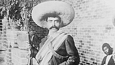 Divoké oi, velké sombrero, nábojové pásy, puka, avle. Zapata se stal ikonou.