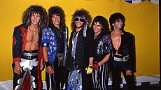 Kapela Bon Jovi v 80. letech, Alec John Such zcela vpravo