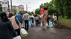 Obyvatelé Mykolajiva ekají ve front na kadodenní dodávku vody. (30.kvtna...